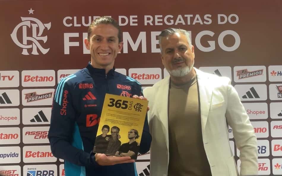 Filipe Luís recebe homenagem do Flamengo após completar um ano no comando do time