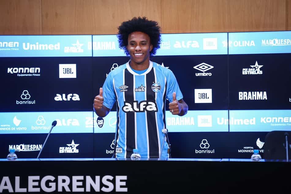 Willian posa para fotos com a camiseta do Grêmio. (Foto: Lucas Uebel/Grêmio FBPA)