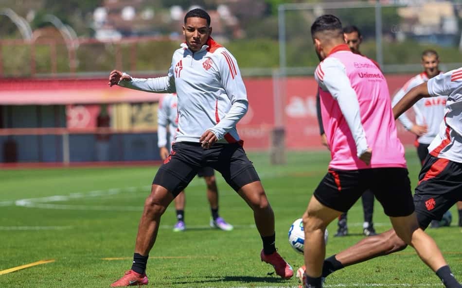Internacional relaciona seis guris da base para este sábado
