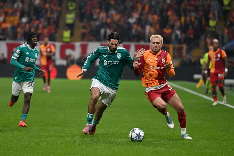 Yilmaz e Szoboszlai disputam bola em Galatasaray x Liverpool