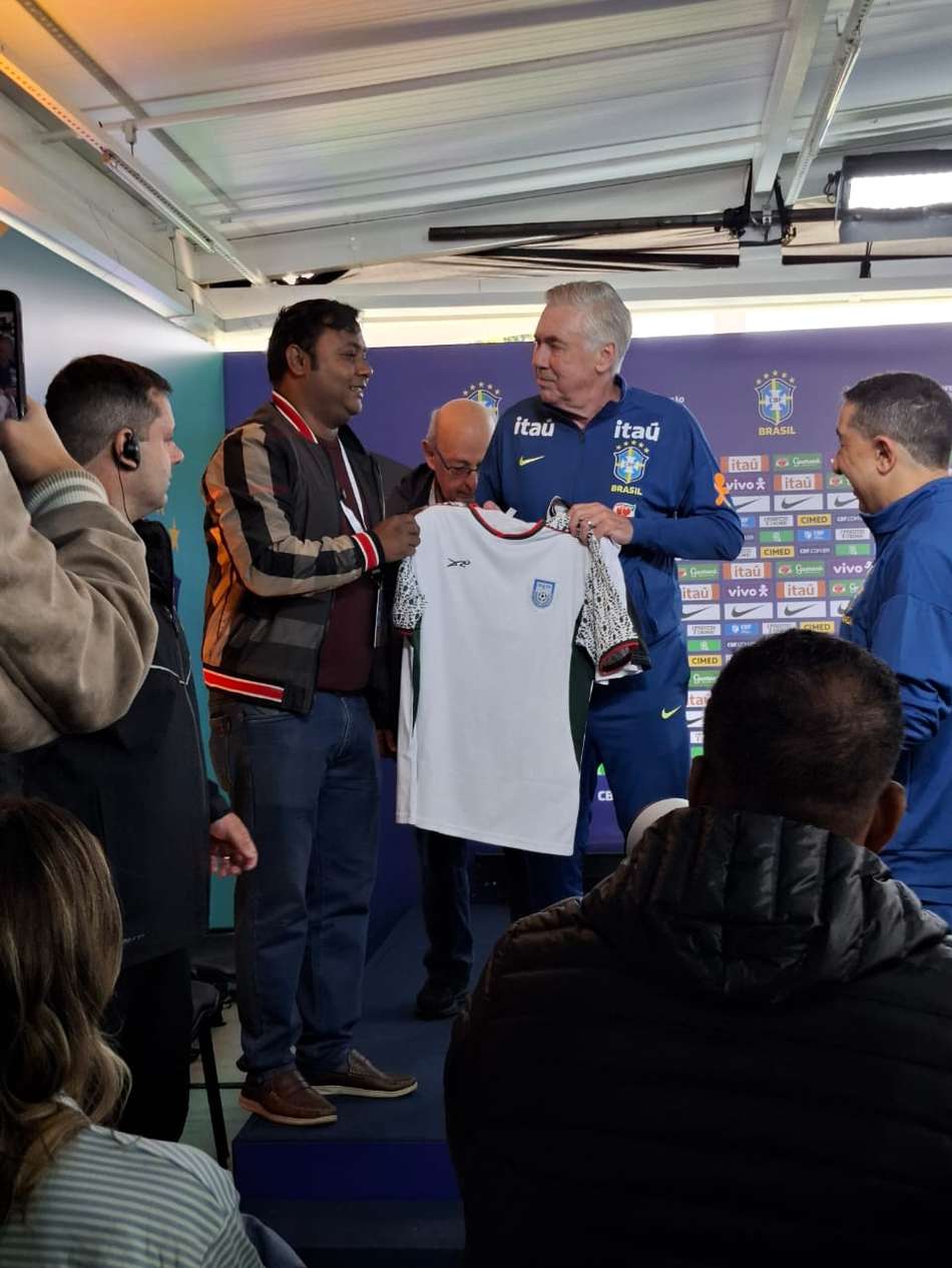 Carlo Ancelotti recebe camisa da seleção de Bangladesh