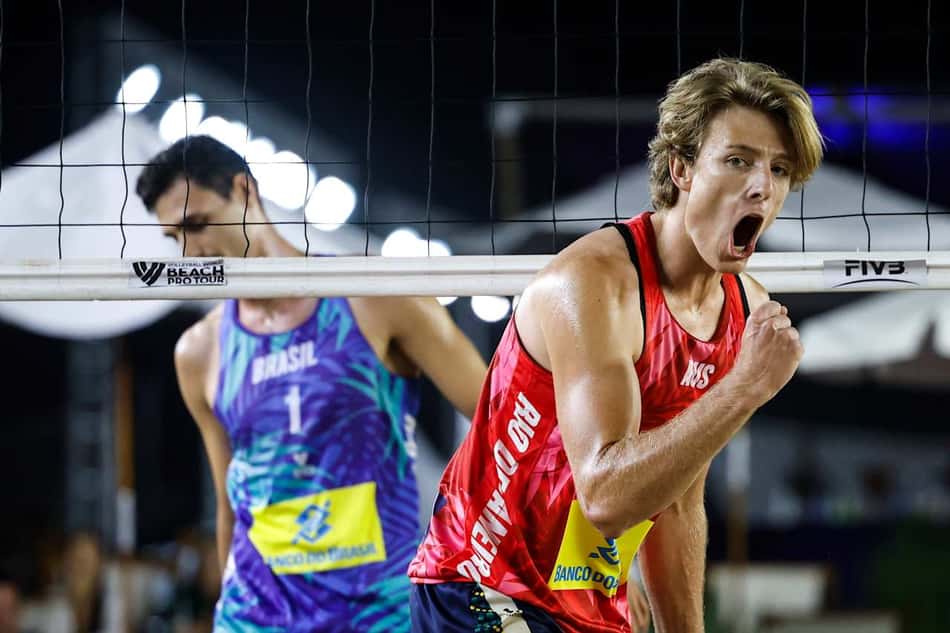 André e Renato derrotam australianos no Elite 16 do Rio de Janeiro (Foto: Reprodução/Volleyballworld)