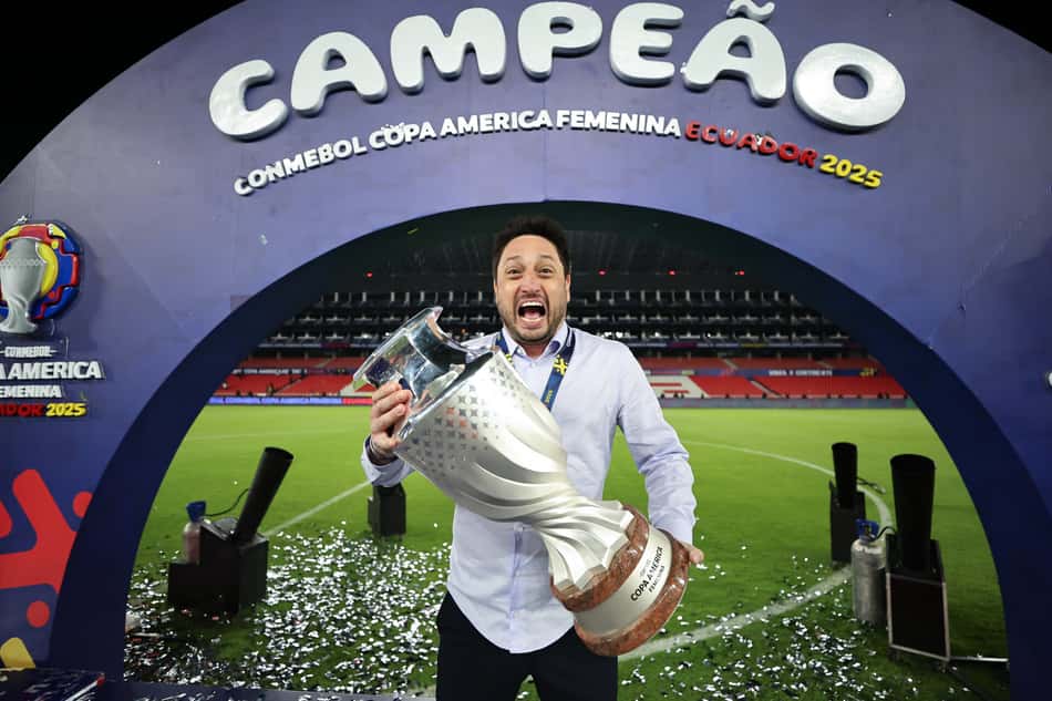 Arthur Elias concorre ao prêmio do Bola de Ouro