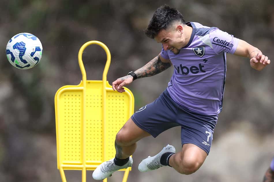 Artur tem chances de começar o clássico entre Fluminense e Botafogo