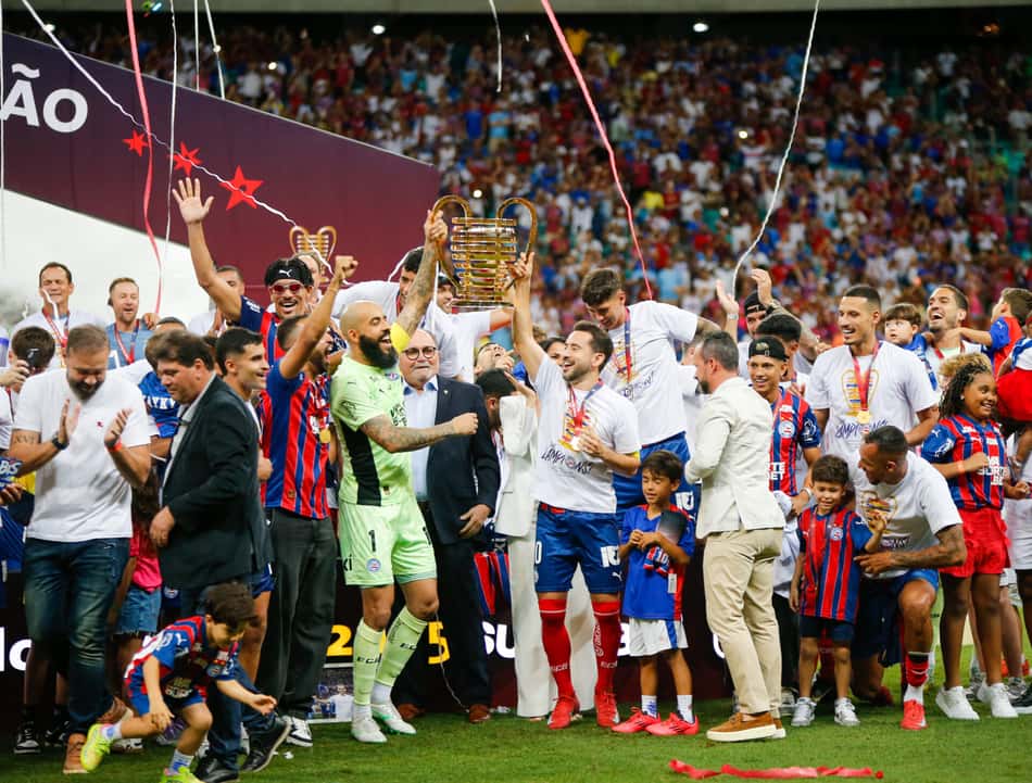 Jogadores do Bahia comemoram titulo de campeão da Copa do Nordeste (Foto: Marcio Jose/AGIF)