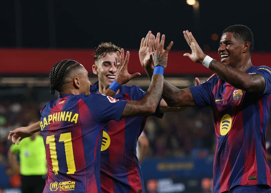 O Barcelona entra em campo para enfrentar o Real Oviedo pelo Campeonato Espanhol (Foto: Lluis GENE / AFP)