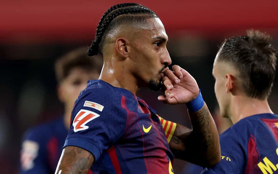 Raphinha entra, marca dois e Barcelona goleia Valencia por La Liga