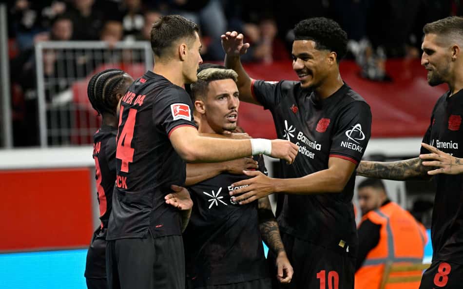 Com dois gols de falta, Leverkusen bate Frankfurt pela Bundesliga