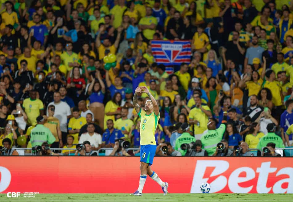 Bruno Guimarães, da Seleção Brasileira, celebra durante partida contra o Chile, válida pelas Eliminatórias Sul-Americanas para a Copa do Mundo de 2026 (Foto: Rafael Ribeiro/CBF)