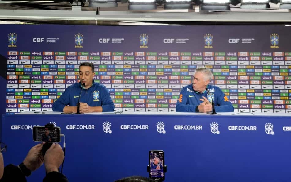 Carlo Ancelotti durante coletiva de imprensa na Granja Comary