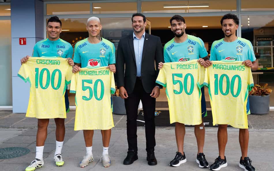 CBF homenageia jogadores por marcas com a camisa da Seleção