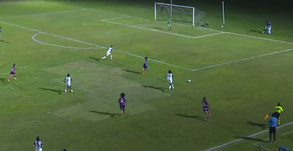 Gramado do estádio Antônio Carneiro, em Alagoinhas, na Bahia (Foto: Reprodução/Sportv)