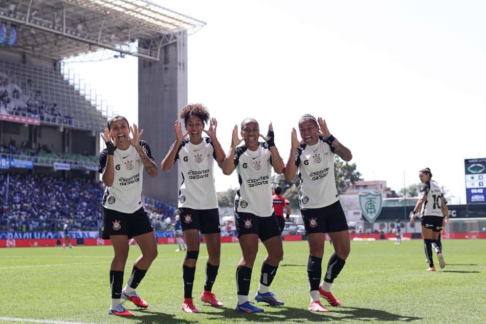 Jogadoras do Corinthians comemoram gol contra o Cruzeiro na final do Brasileirão Feminino