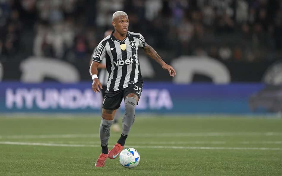 Danilo, do Botafogo, passará por novos exames após incômodo muscular