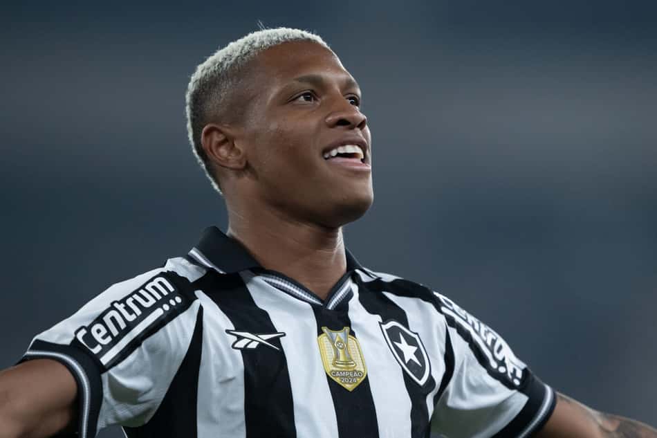 Danilo comemora gol do Botafogo (Foto: Jorge Rodrigues/AGIF)