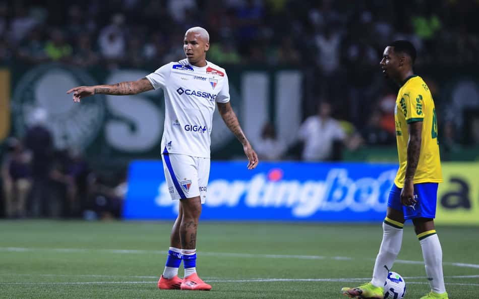 Torcida do Palmeiras aplaude Deyverson após jogo com o Fortaleza