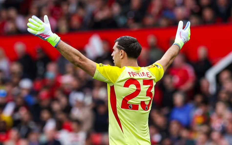 Unai Emery reforça comprometimento de Dibu Martínez: 'Melhor goleiro do mundo'