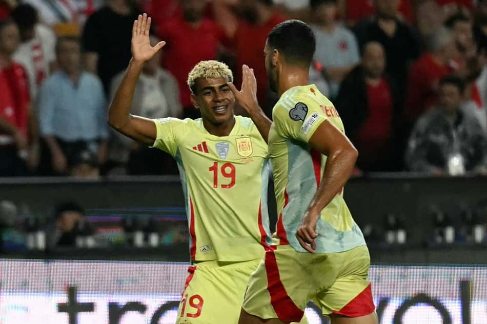 Lamine Yamal e Mikel Merino comemoram gol da Espanha contra a Turquia pelas Eliminatórias da Copa (Photo by OZAN KOSE / AFP)