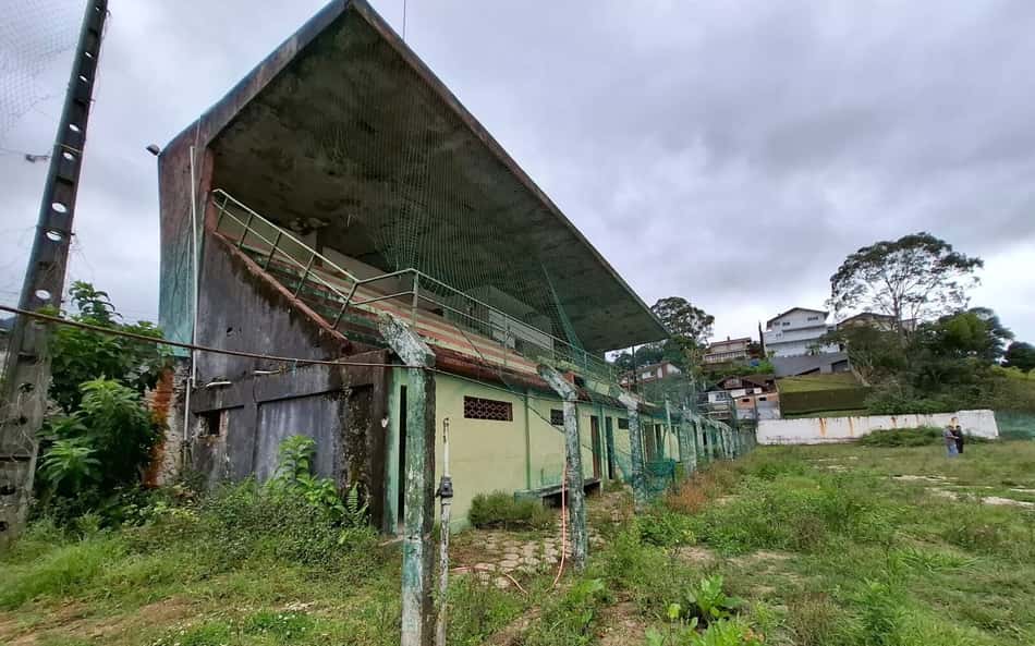 Em Teresópolis, estádio que recebeu Pelé e Garrincha tenta ficar de pé