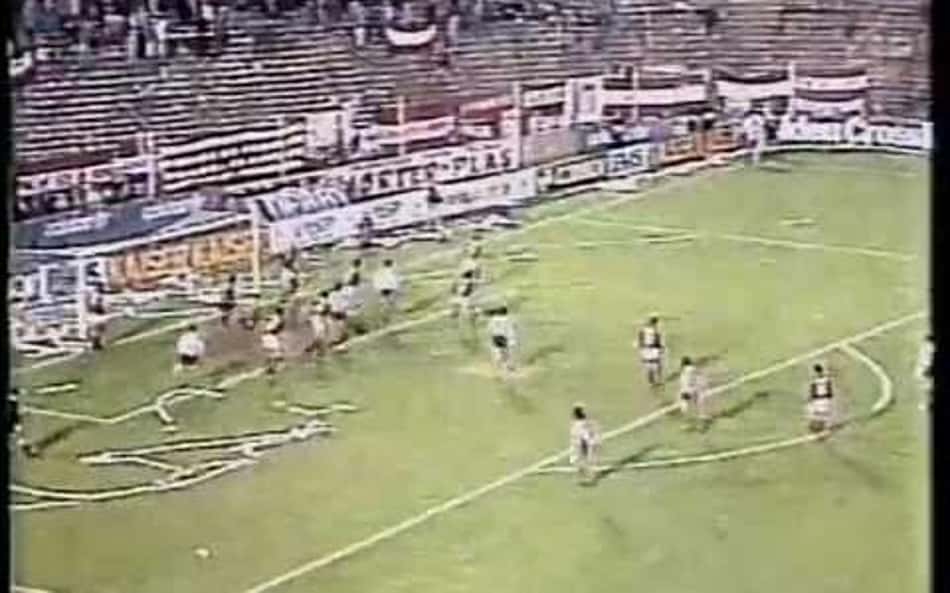 Flamengo e Estudiantes em confronto válido pela Supercopa Libertadores de 1991, em La Plata. (Reprodução)