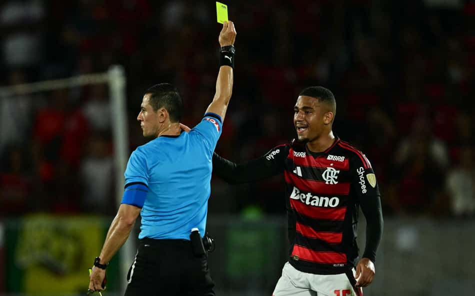 Comentarista 'diminui' polêmicas de arbitragem em Flamengo x Estudiantes: 'Loucura'