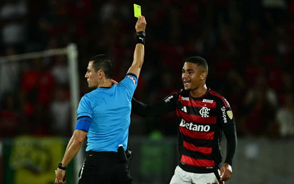 Especialista de arbitragem analisa polêmica em Flamengo x Estudiantes: 'Sutil'