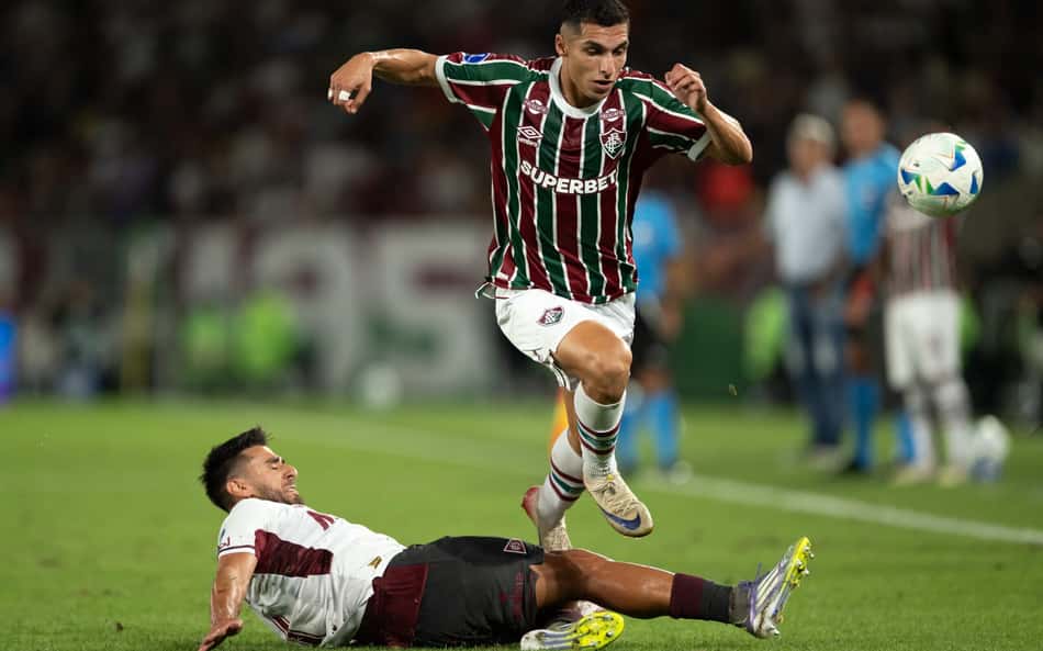 Acertou? Ex-árbitra analisa possível pênalti para o Fluminense contra o Lanús