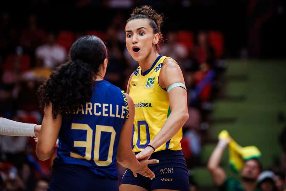 Gabi Guimarães olha para Marcelle e comemora ponto do Brasil em jogo do Campeonato Mundial de 2025