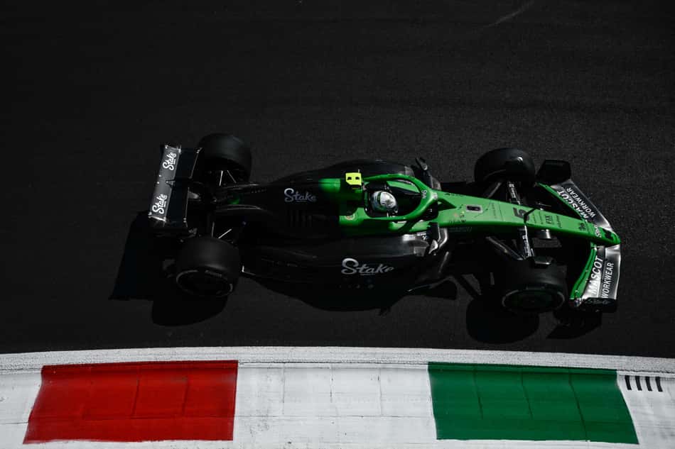 Gabriel Bortoleto em ação no primeiro treino livre do GP da Itália na F1 2025 (Foto: Philippe Lopez / AFP)