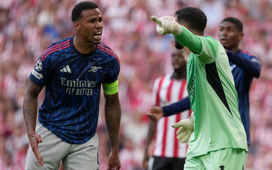 Astro do Arsenal sofre corte na cabeça após choque com Gabriel Magalhães