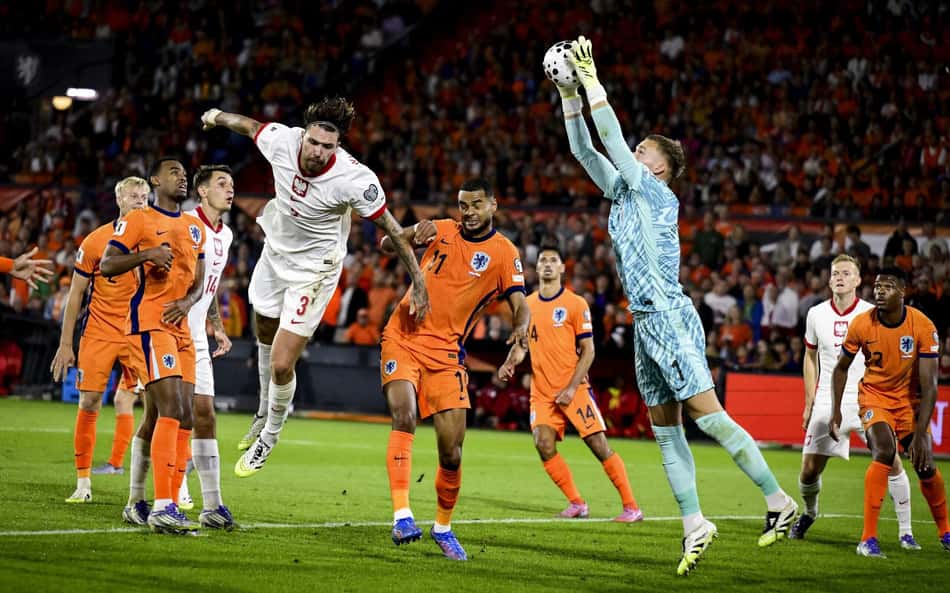 Holanda empata com a Polônia e alcança liderança das Eliminatórias