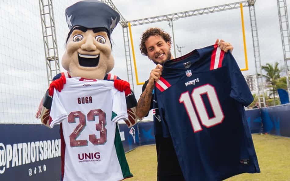 Guga, do Fluminense, encontra mascote dos Patriots em evento no Rio de Janeiro