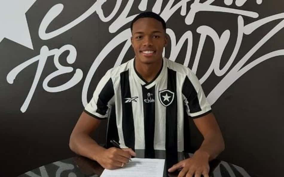 Lira assinou contrato profissional com o Botafogo (Foto: Reprodução/Redes sociais)