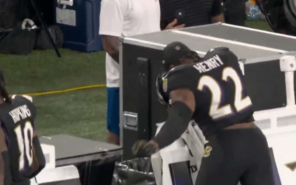 Clima esquenta na NFL, e jogador atira capacete no banco; veja vídeo