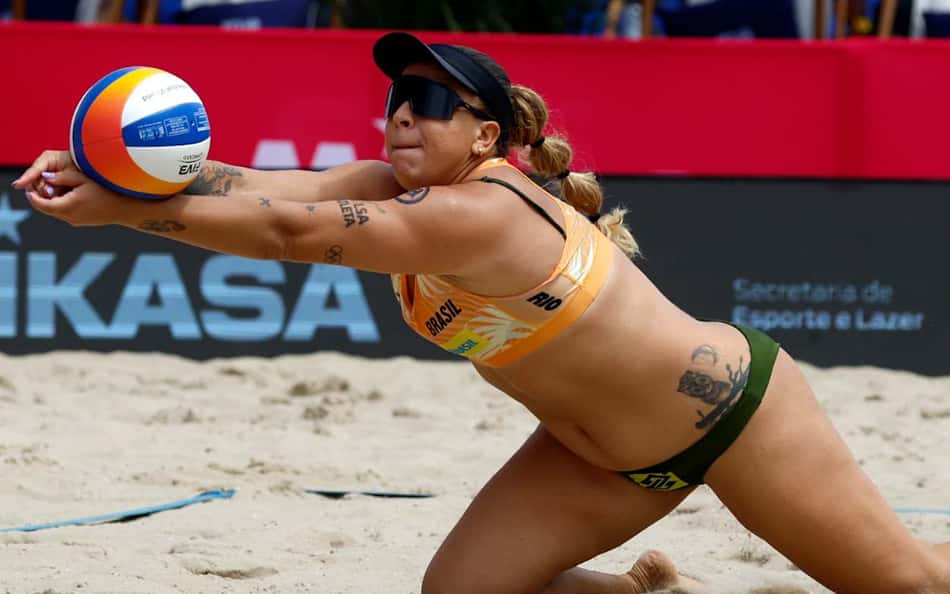 Rebecca na vitória nas quartas de final do Elite 16 de Vôlei de Praia (Foto: Divulgação)