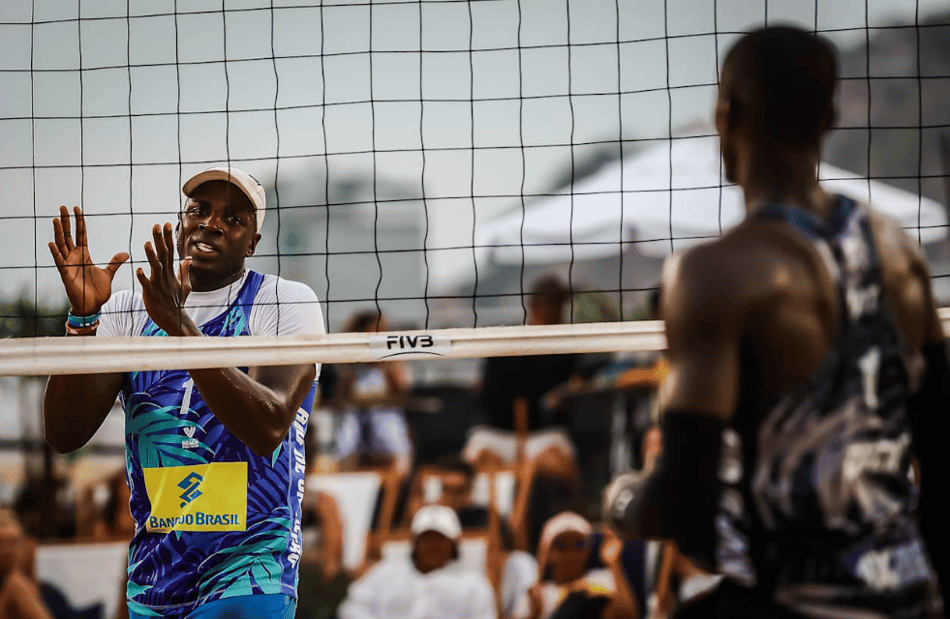 Atleta de Cuba lamenta erro na derrota da final do Elite 16 de Vôlei de Praia (Foto: Divulgação)