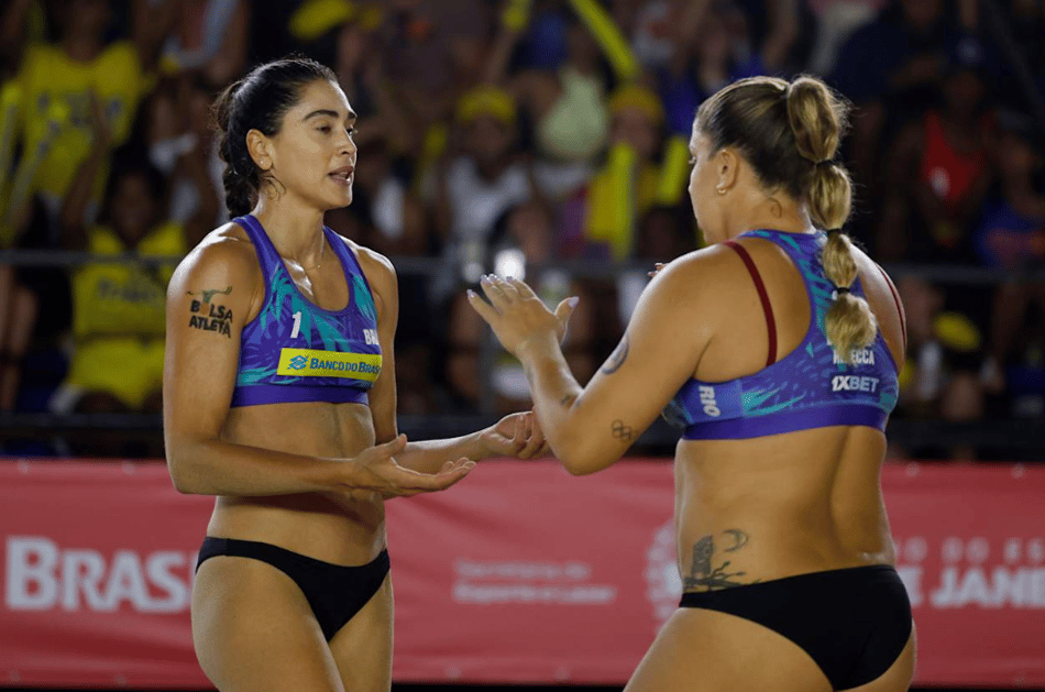 Carol (e) e Rebecca na vitória na final em Copacabana (Foto: Divulgação)