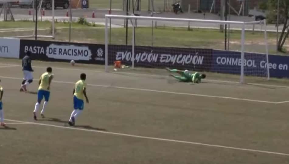 Bruninho defendeu pênalti pela Seleção Brasileira Sub-15 (Foto: Reprodução)