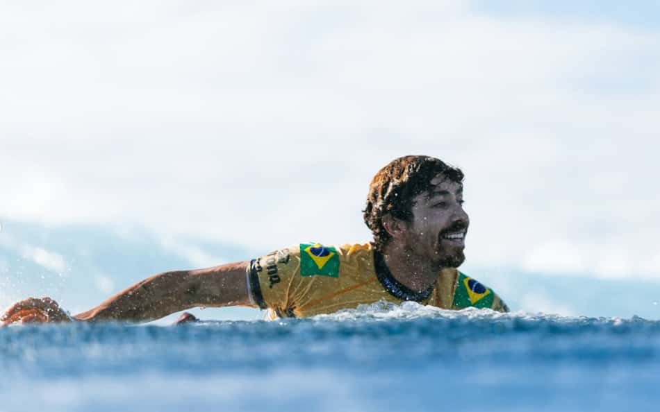 Campeão mundial da WSL, Yago Dora faz homenagem a ídolo do futebol