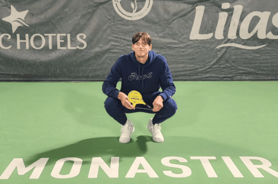 Grego Stefanos Sakellaridis e o troféu do ITF de Monastir (Reprodução)