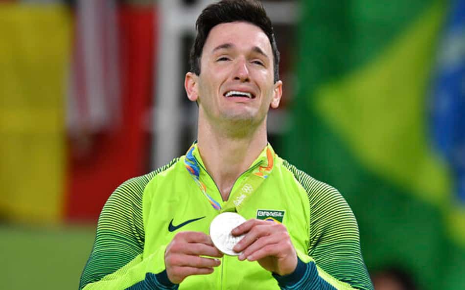 Diego Hypolito chora com a medalha de prata: conquista engasgada há oito anos