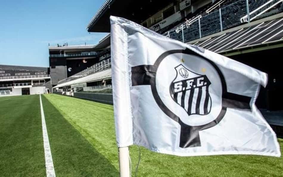 Outra novidade é a bandeirinha de escanteio, que agora contará com o símbolo do Santos. Essa foi uma das principais mudanças pedidas pela torcida santista.