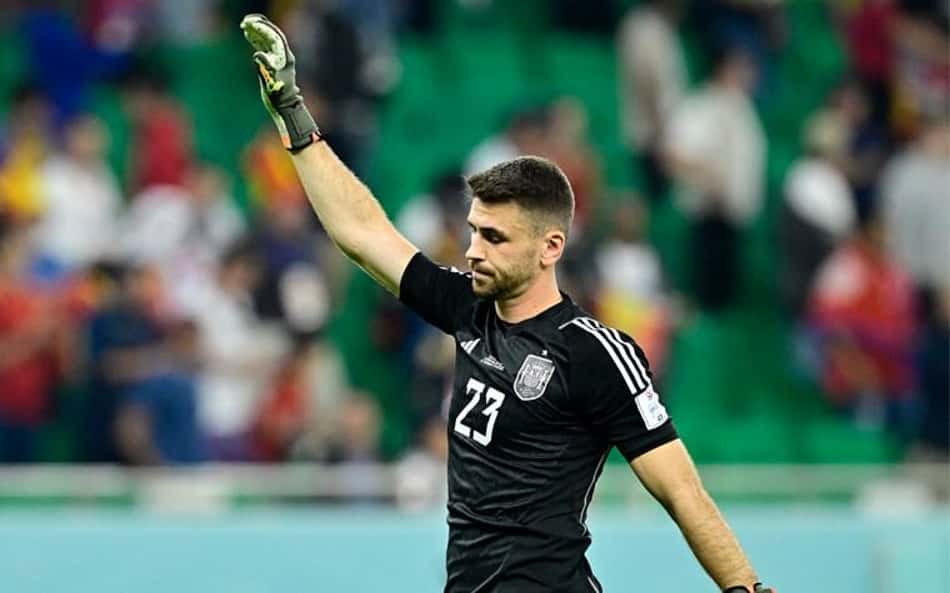 Goleiro da Espanha critica pedidos por jogador do Barcelona na seleção