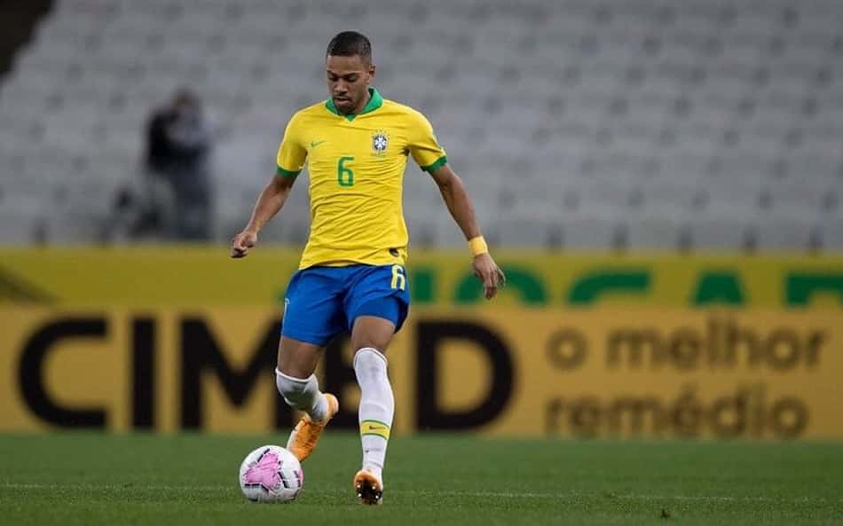À espera de rescisão contratual, lateral ex-Seleção treina no CT do Athletico