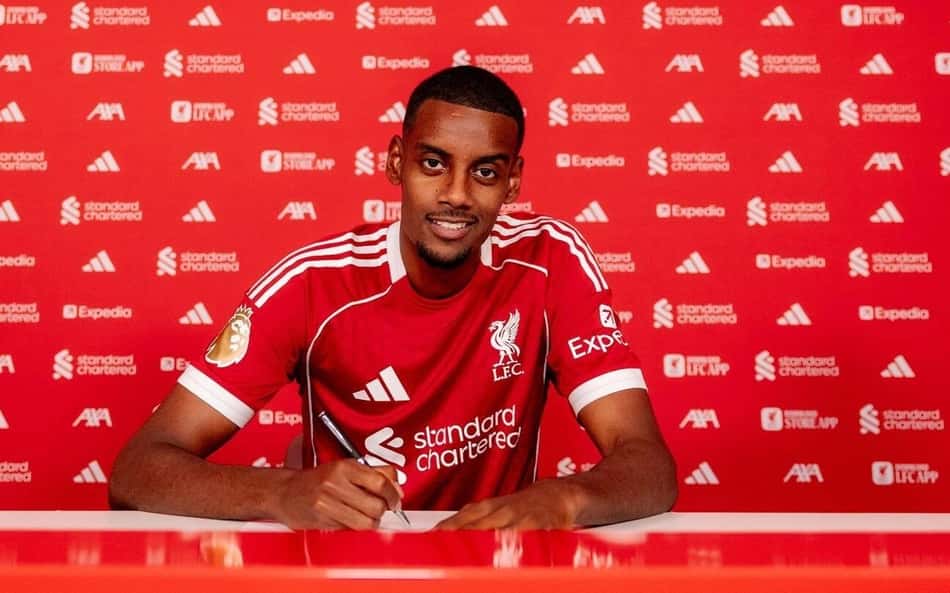 Alexander Isak é anunciado e se torna a maior contratação da história do Liverpool