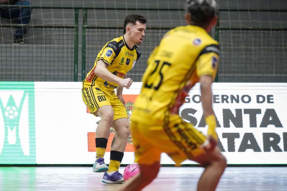 Jaraguá volta à quadra após goleada na estreia