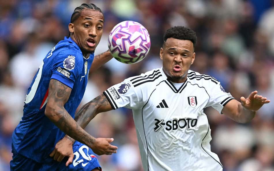 Especialista em arbitragem expõe erro em lance polêmico de brasileiro na Premier League
