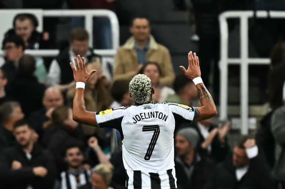 Com dois gols de Joelinton, o Newcastle bateu o Bradford City pela Copa da Liga Inglesa (Foto: Paul ELLIS / AFP)