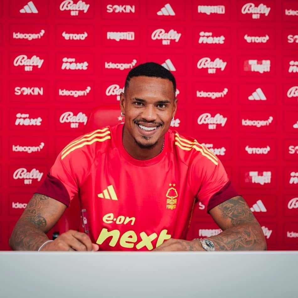 John, ex-Botafogo, foi anunciado pelo Nottingham Forest (Foto: Divulgação/Nottingham Forest)