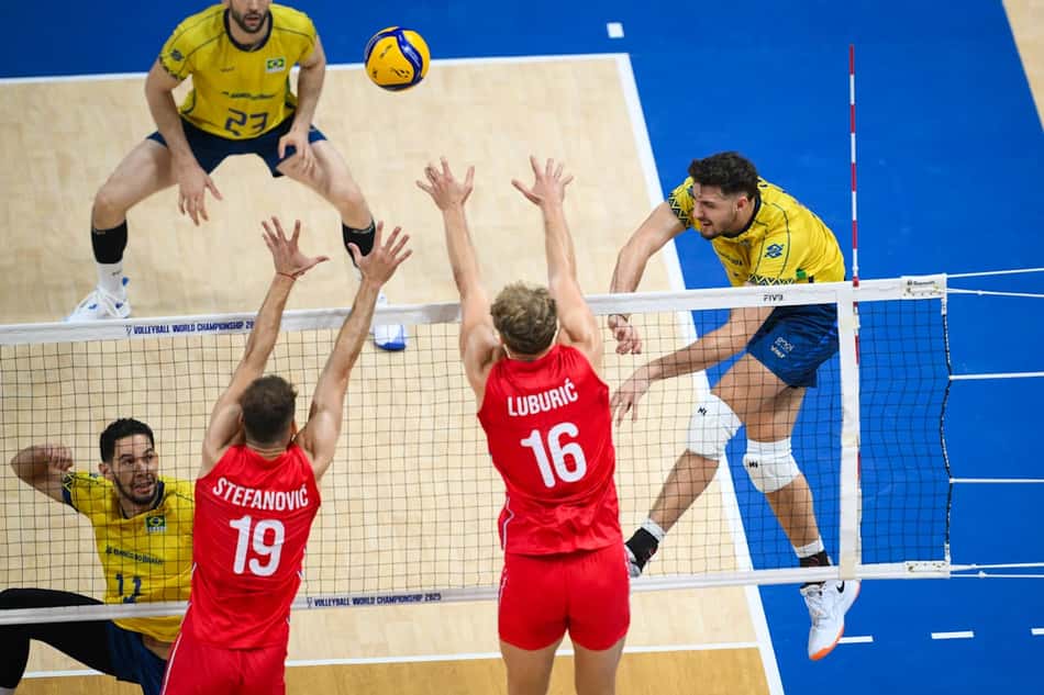 Brasil perde para Sérvia e se complica no Mundial de Vôlei; veja imagens